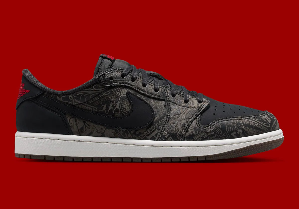 Air Jordan 1 Retro Low OG Laser Black University Red, sneaker noire en cuir gravé au laser avec détails marron, talon rouge et semelle blanche.
