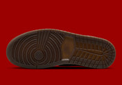 Air Jordan 1 Retro Low OG Laser Black University Red, sneaker noire en cuir gravé au laser avec détails marron, talon rouge et semelle blanche.