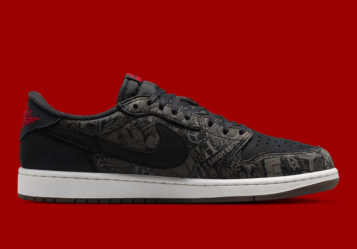 Air Jordan 1 Retro Low OG Laser Black University Red, sneaker noire en cuir gravé au laser avec détails marron, talon rouge et semelle blanche.