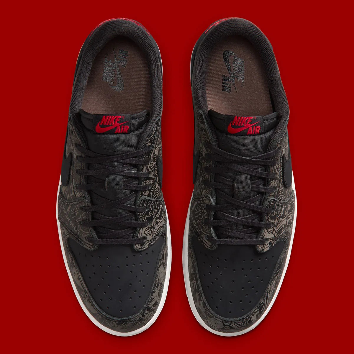 Air Jordan 1 Retro Low OG Laser Black University Red, sneaker noire en cuir gravé au laser avec détails marron, talon rouge et semelle blanche.