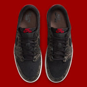 Air Jordan 1 Retro Low OG Laser Black University Red, sneaker noire en cuir gravé au laser avec détails marron, talon rouge et semelle blanche.
