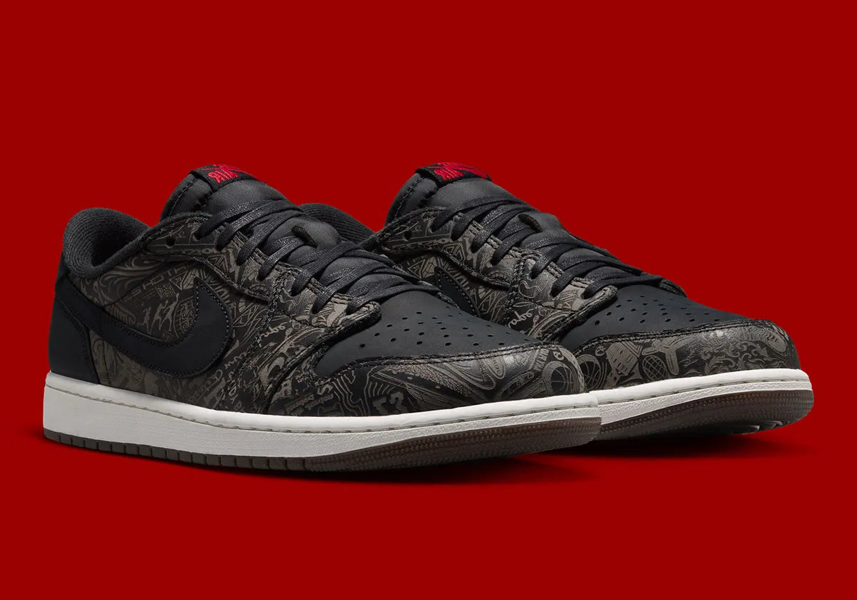 Air Jordan 1 Retro Low OG Laser Black University Red, sneaker noire en cuir gravé au laser avec détails marron, talon rouge et semelle blanche.