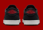 Air Jordan 1 Retro Low OG Laser Black University Red, sneaker noire en cuir gravé au laser avec détails marron, talon rouge et semelle blanche.