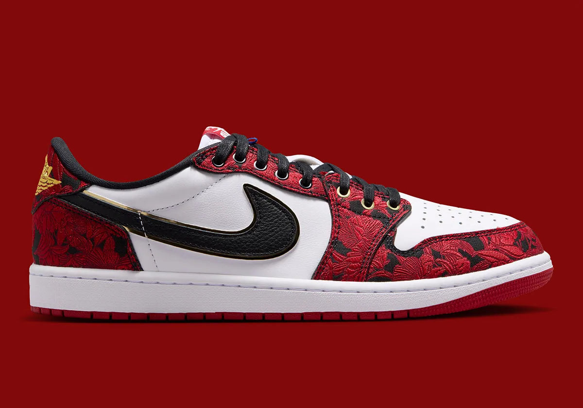 Air Jordan 1 Retro Low OG Last Dance At The Garden IR0088-001 en cuir blanc avec empiècements floraux rouges et noirs, Swoosh noir bordé d’or et accents Knicks vue de profil. 