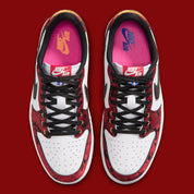 Air Jordan 1 Retro Low OG Last Dance At The Garden IR0088-001 en cuir blanc avec empiècements floraux rouges et noirs, Swoosh noir bordé d’or et accents Knicks vue du dessus. 