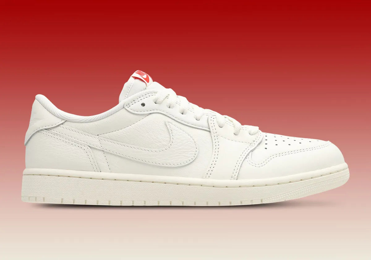 Air Jordan 1 Retro Low OG Sail, sneaker basse Jordan Brand avec amorti Nike Air, matériaux premium et coloris Sail intemporel.