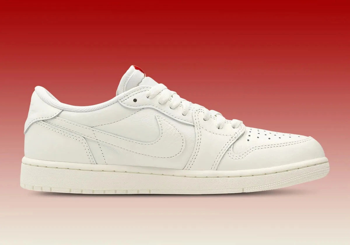 Air Jordan 1 Retro Low OG Sail, sneaker basse Jordan Brand avec amorti Nike Air, matériaux premium et coloris Sail intemporel.