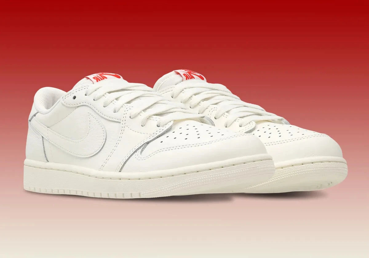 Air Jordan 1 Retro Low OG Sail, sneaker basse Jordan Brand avec amorti Nike Air, matériaux premium et coloris Sail intemporel.