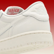 Air Jordan 1 Retro Low OG Sail, sneaker basse Jordan Brand avec amorti Nike Air, matériaux premium et coloris Sail intemporel.
