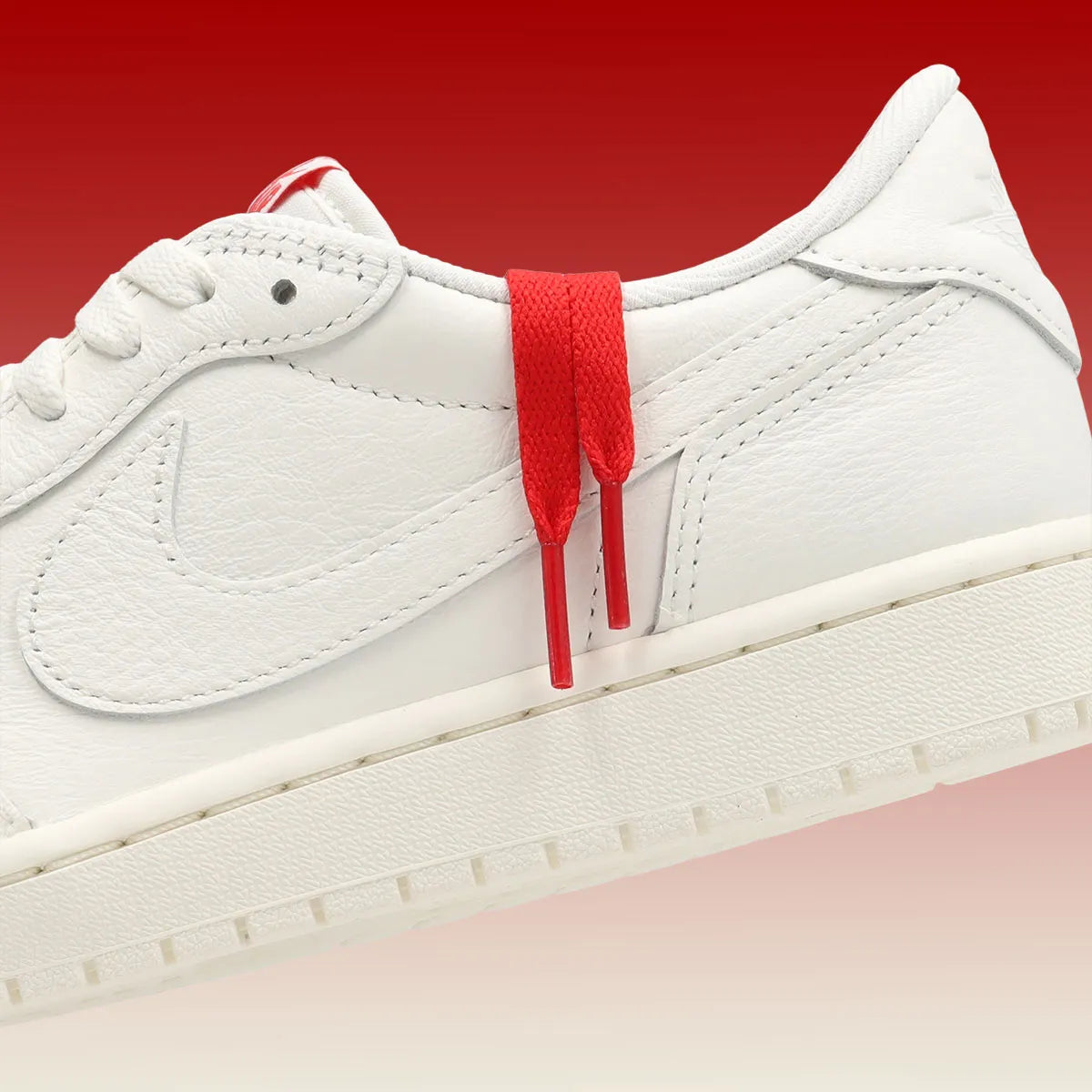 Air Jordan 1 Retro Low OG Sail, sneaker basse Jordan Brand avec amorti Nike Air, matériaux premium et coloris Sail intemporel.
