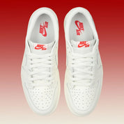 Air Jordan 1 Retro Low OG Sail, sneaker basse Jordan Brand avec amorti Nike Air, matériaux premium et coloris Sail intemporel.