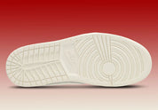 Air Jordan 1 Retro Low OG Sail, sneaker basse Jordan Brand avec amorti Nike Air, matériaux premium et coloris Sail intemporel.