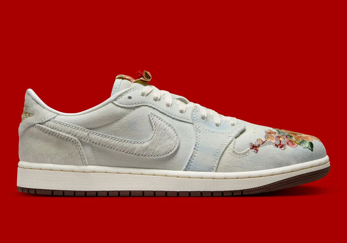 Sneakers Air Jordan 1 Retro Low OG en cuir premium avec détails brodés inspirés du Nouvel An chinois, coloris rouge et accents dorés, édition collector 2026.


