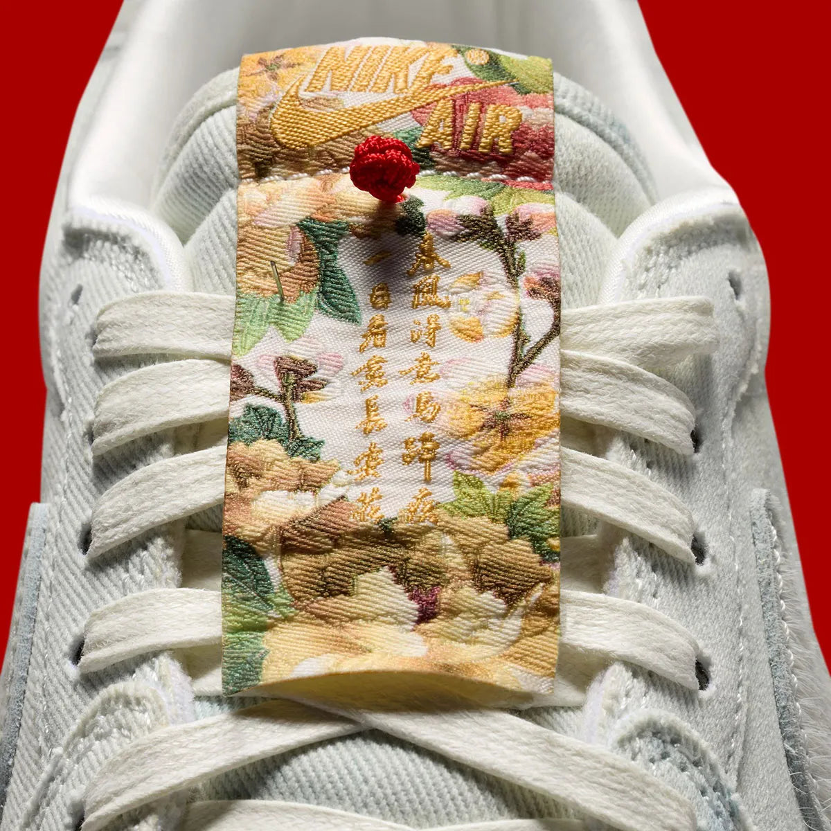 Sneakers Air Jordan 1 Retro Low OG en cuir premium avec détails brodés inspirés du Nouvel An chinois, coloris rouge et accents dorés, édition collector 2026.

