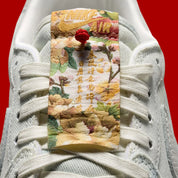 Sneakers Air Jordan 1 Retro Low OG en cuir premium avec détails brodés inspirés du Nouvel An chinois, coloris rouge et accents dorés, édition collector 2026.

