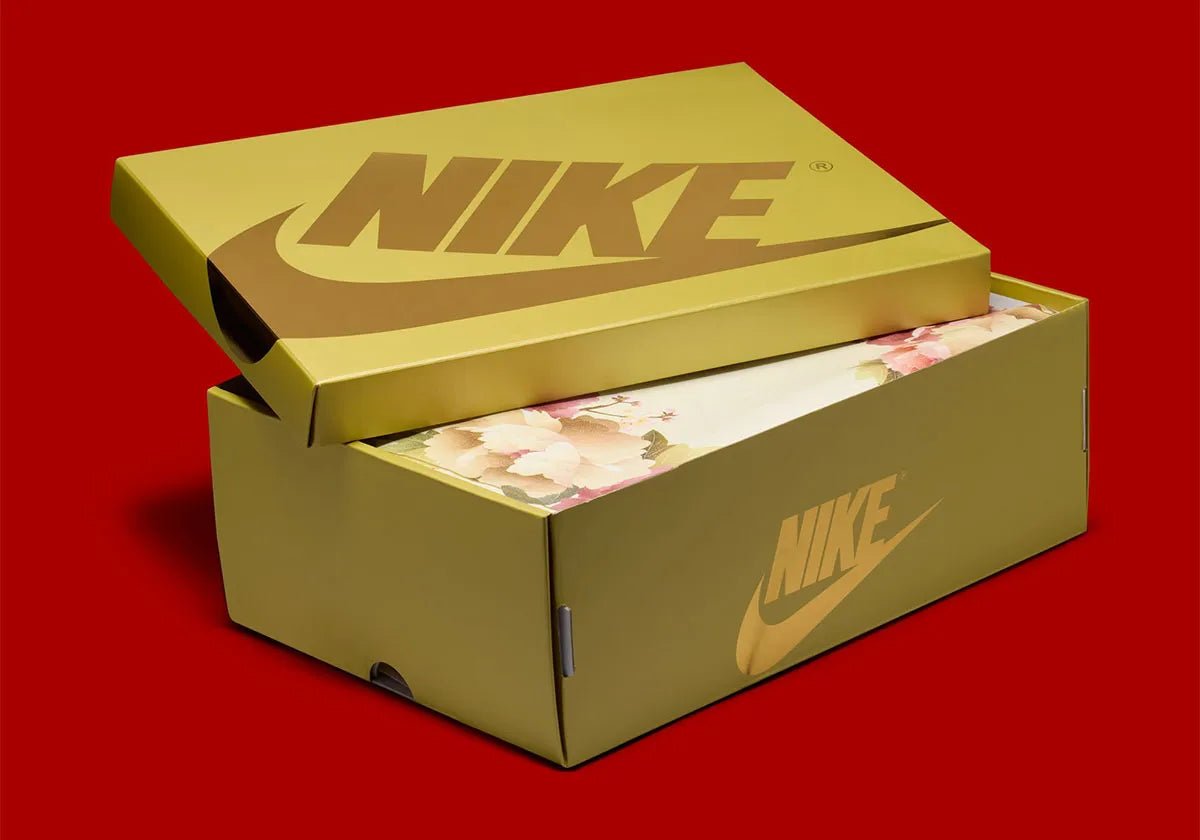 Sneakers Air Jordan 1 Retro Low OG en cuir premium avec détails brodés inspirés du Nouvel An chinois, coloris rouge et accents dorés, édition collector 2026.

