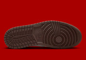 Sneakers Air Jordan 1 Retro Low OG en cuir premium avec détails brodés inspirés du Nouvel An chinois, coloris rouge et accents dorés, édition collector 2026.

