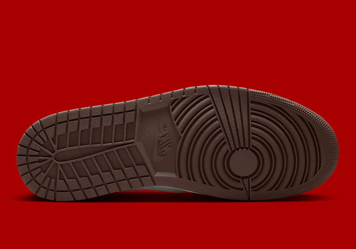 Sneakers Air Jordan 1 Retro Low OG en cuir premium avec détails brodés inspirés du Nouvel An chinois, coloris rouge et accents dorés, édition collector 2026.

