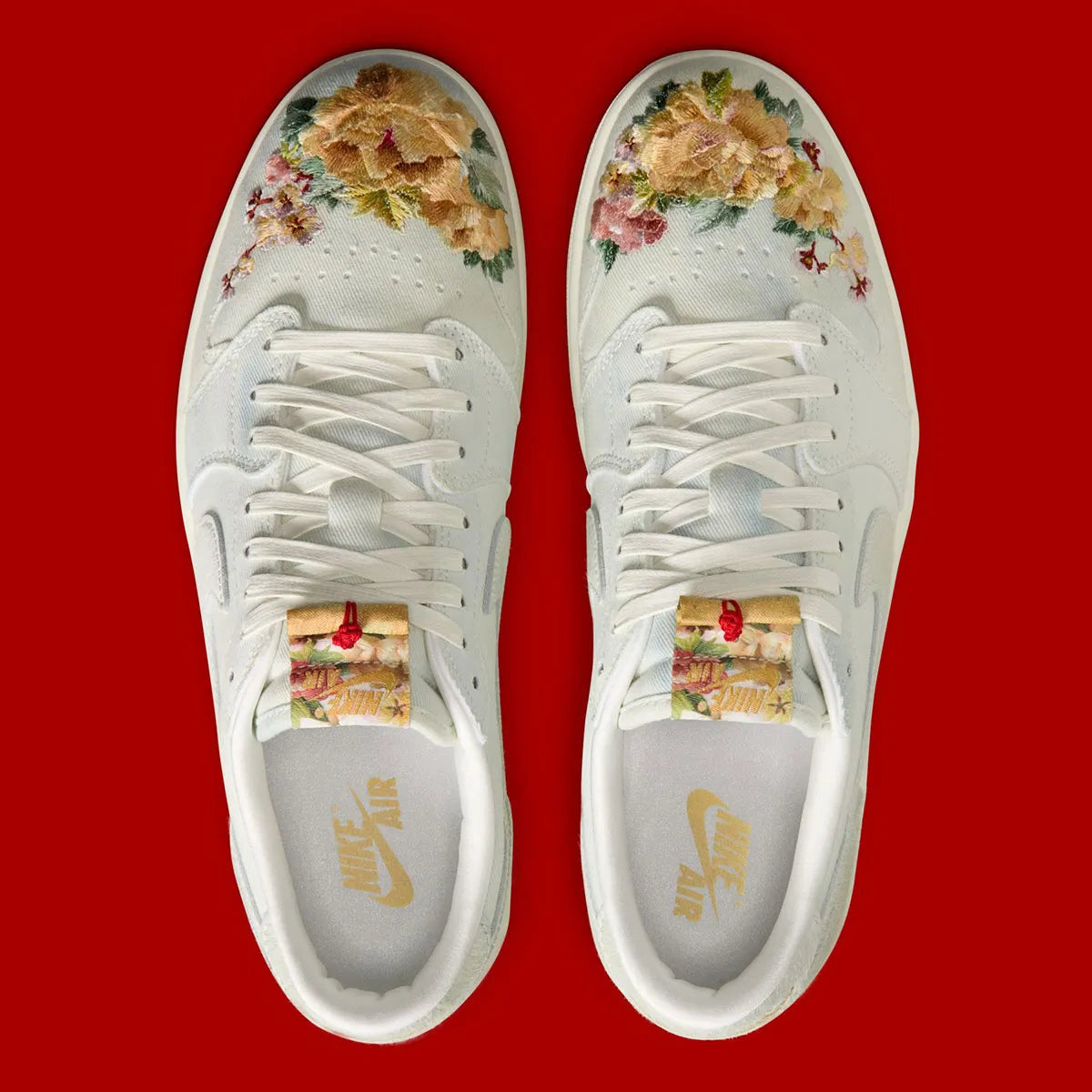 Sneakers Air Jordan 1 Retro Low OG en cuir premium avec détails brodés inspirés du Nouvel An chinois, coloris rouge et accents dorés, édition collector 2026.

