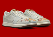 Sneakers Air Jordan 1 Retro Low OG en cuir premium avec détails brodés inspirés du Nouvel An chinois, coloris rouge et accents dorés, édition collector 2026.


