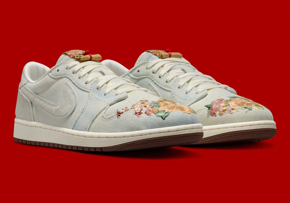 Sneakers Air Jordan 1 Retro Low OG en cuir premium avec détails brodés inspirés du Nouvel An chinois, coloris rouge et accents dorés, édition collector 2026.

