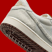 Sneakers Air Jordan 1 Retro Low OG en cuir premium avec détails brodés inspirés du Nouvel An chinois, coloris rouge et accents dorés, édition collector 2026.

