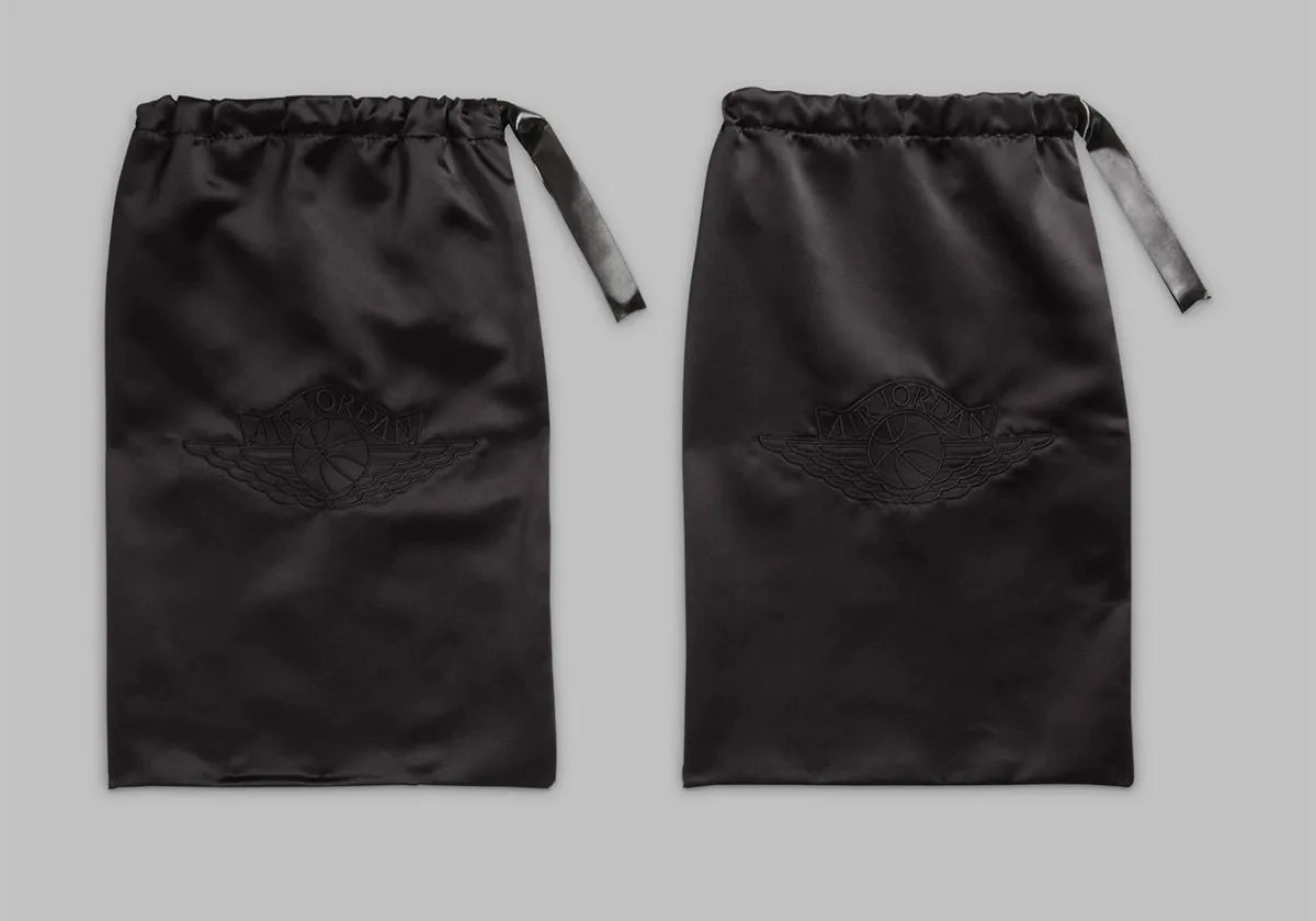 Image des sacs de la Jordan 1 Retro Low OG Swarovski Stealth pour femme, sneaker en cuir gris avec Swoosh incrusté de cristaux Swarovski et semelle Air encapsulée.