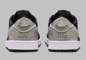 Image de la Jordan 1 Retro Low OG Swarovski Stealth pour femme, sneaker en cuir gris avec Swoosh incrusté de cristaux Swarovski et semelle Air encapsulée. Vue de derrière. 
