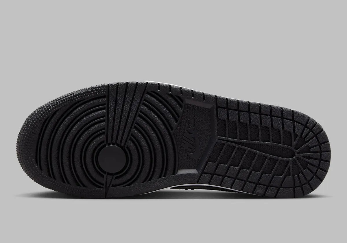 Image de la Jordan 1 Retro Low OG Swarovski Stealth pour femme, sneaker en cuir gris avec Swoosh incrusté de cristaux Swarovski et semelle Air encapsulée. Vue sur la semelle de la paire. 