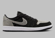 Image de la Jordan 1 Retro Low OG Swarovski Stealth pour femme, sneaker en cuir gris avec Swoosh incrusté de cristaux Swarovski et semelle Air encapsulée. Vue de profil. 