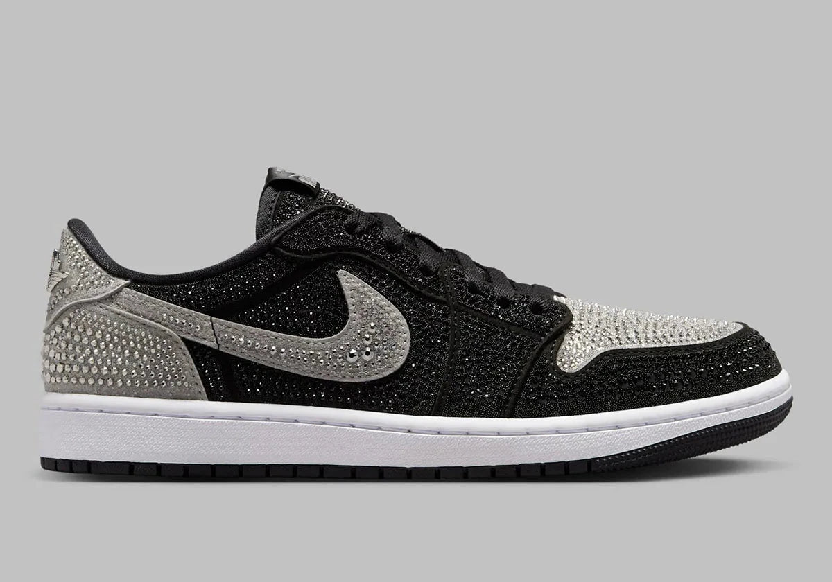 Image de la Jordan 1 Retro Low OG Swarovski Stealth pour femme, sneaker en cuir gris avec Swoosh incrusté de cristaux Swarovski et semelle Air encapsulée. Vue de profil. 