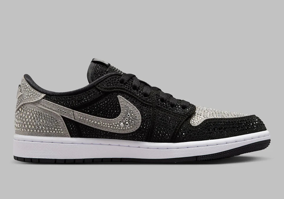 Image de la Jordan 1 Retro Low OG Swarovski Stealth pour femme, sneaker en cuir gris avec Swoosh incrusté de cristaux Swarovski et semelle Air encapsulée. Vue de profil intérieur. 