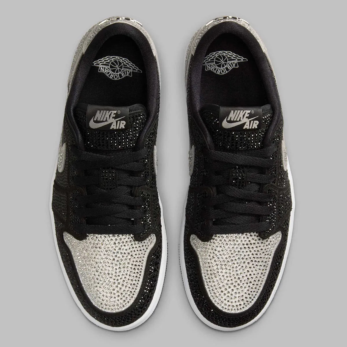 Image de la Jordan 1 Retro Low OG Swarovski Stealth pour femme, sneaker en cuir gris avec Swoosh incrusté de cristaux Swarovski et semelle Air encapsulée. Vue du dessus