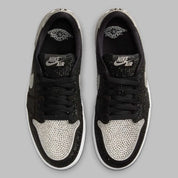 Image de la Jordan 1 Retro Low OG Swarovski Stealth pour femme, sneaker en cuir gris avec Swoosh incrusté de cristaux Swarovski et semelle Air encapsulée. Vue du dessus