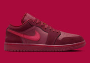 Sneakers Jordan 1 Low SE Valentine’s Day 2026 en cuir premium aux tons roses et crème avec détails iconiques Jordan vue de profil. 