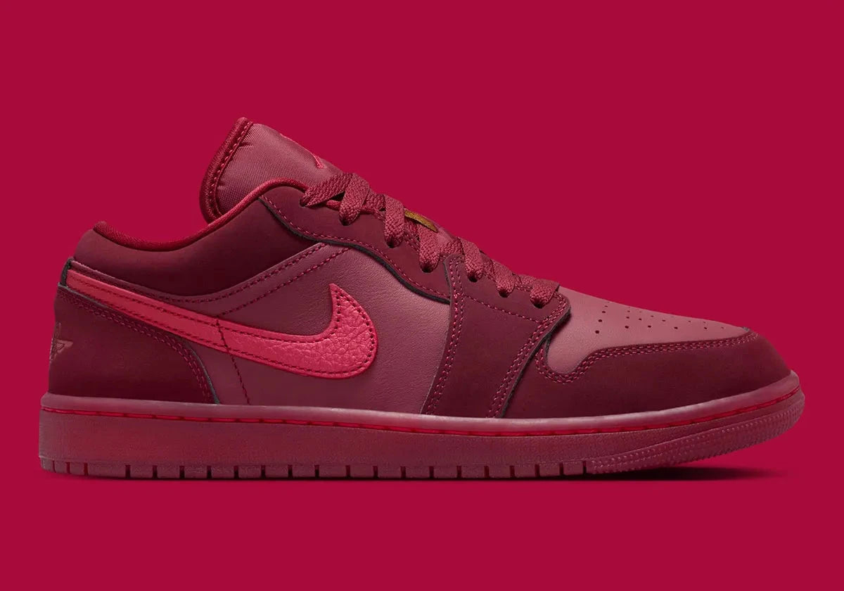 Sneakers Jordan 1 Low SE Valentine’s Day 2026 en cuir premium aux tons roses et crème avec détails iconiques Jordan vue de profil. 