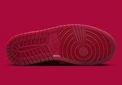 Sneakers Jordan 1 Low SE Valentine’s Day 2026 en cuir premium aux tons roses et crème avec détails iconiques Jordan vue sur la semelle. 