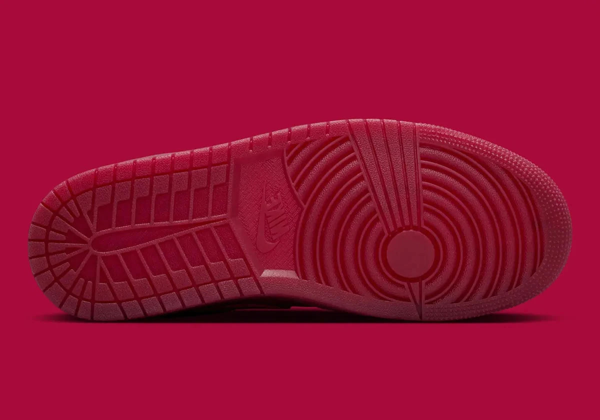 Sneakers Jordan 1 Low SE Valentine’s Day 2026 en cuir premium aux tons roses et crème avec détails iconiques Jordan vue sur la semelle. 