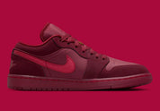 Sneakers Jordan 1 Low SE Valentine’s Day 2026 en cuir premium aux tons roses et crème avec détails iconiques Jordan vue de profil intérieur. 
