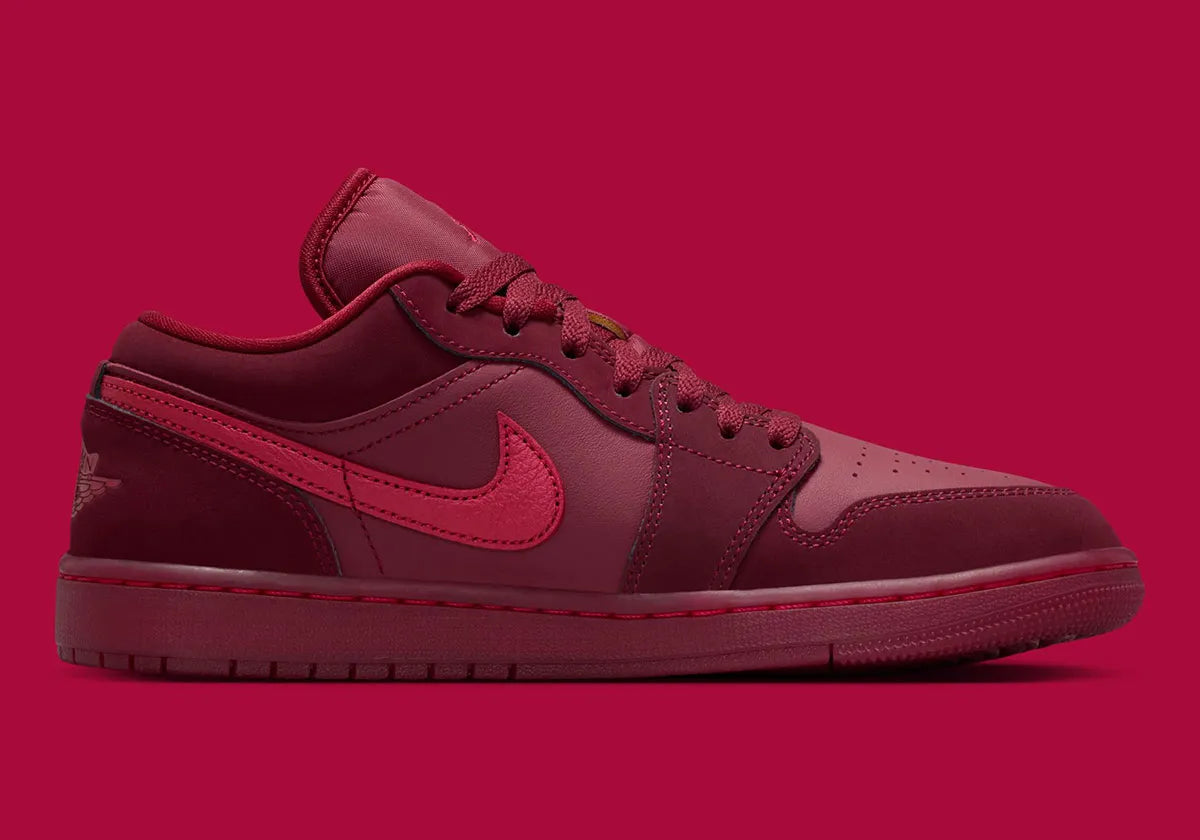 Sneakers Jordan 1 Low SE Valentine’s Day 2026 en cuir premium aux tons roses et crème avec détails iconiques Jordan vue de profil intérieur. 