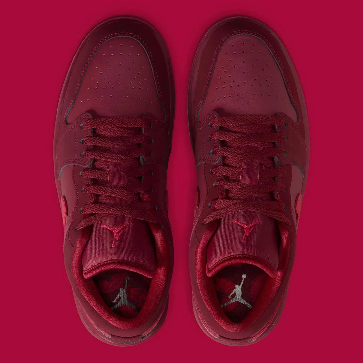 Sneakers Jordan 1 Low SE Valentine’s Day 2026 en cuir premium aux tons roses et crème avec détails iconiques Jordan vue du dessus. 
