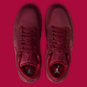 Sneakers Jordan 1 Low SE Valentine’s Day 2026 en cuir premium aux tons roses et crème avec détails iconiques Jordan vue du dessus. 