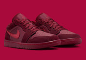 Sneakers Jordan 1 Low SE Valentine’s Day 2026 en cuir premium aux tons roses et crème avec détails iconiques Jordan vue de 3/4 face. 