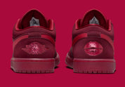 Sneakers Jordan 1 Low SE Valentine’s Day 2026 en cuir premium aux tons roses et crème avec détails iconiques Jordan vue de derrière. 