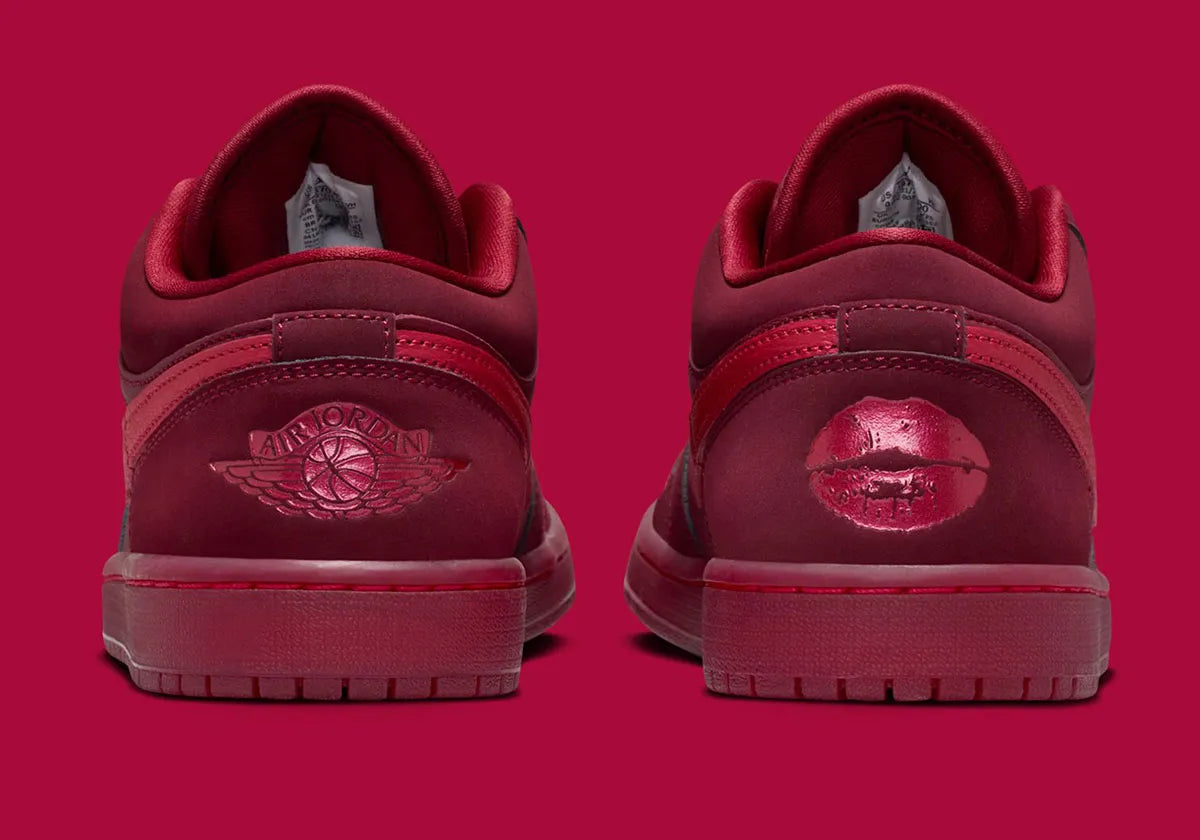 Sneakers Jordan 1 Low SE Valentine’s Day 2026 en cuir premium aux tons roses et crème avec détails iconiques Jordan vue de derrière. 