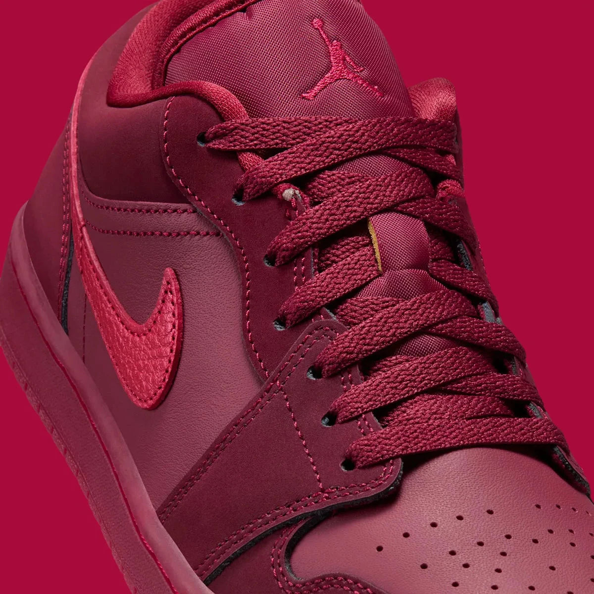 Sneakers Jordan 1 Low SE Valentine’s Day 2026 en cuir premium aux tons roses et crème avec détails iconiques Jordan vue zoomée sur les détails latéraux. 