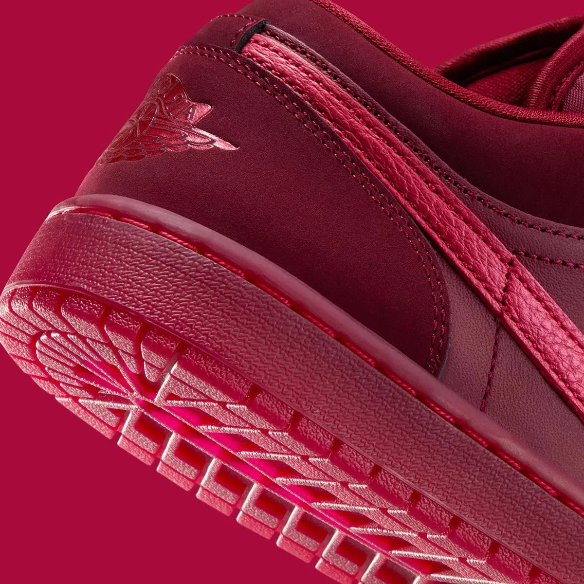 Sneakers Jordan 1 Low SE Valentine’s Day 2026 en cuir premium aux tons roses et crème avec détails iconiques Jordan vue zoomée sur les détails arrière de la paire. 