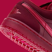 Sneakers Jordan 1 Low SE Valentine’s Day 2026 en cuir premium aux tons roses et crème avec détails iconiques Jordan vue zoomée sur les détails arrière de la paire. 