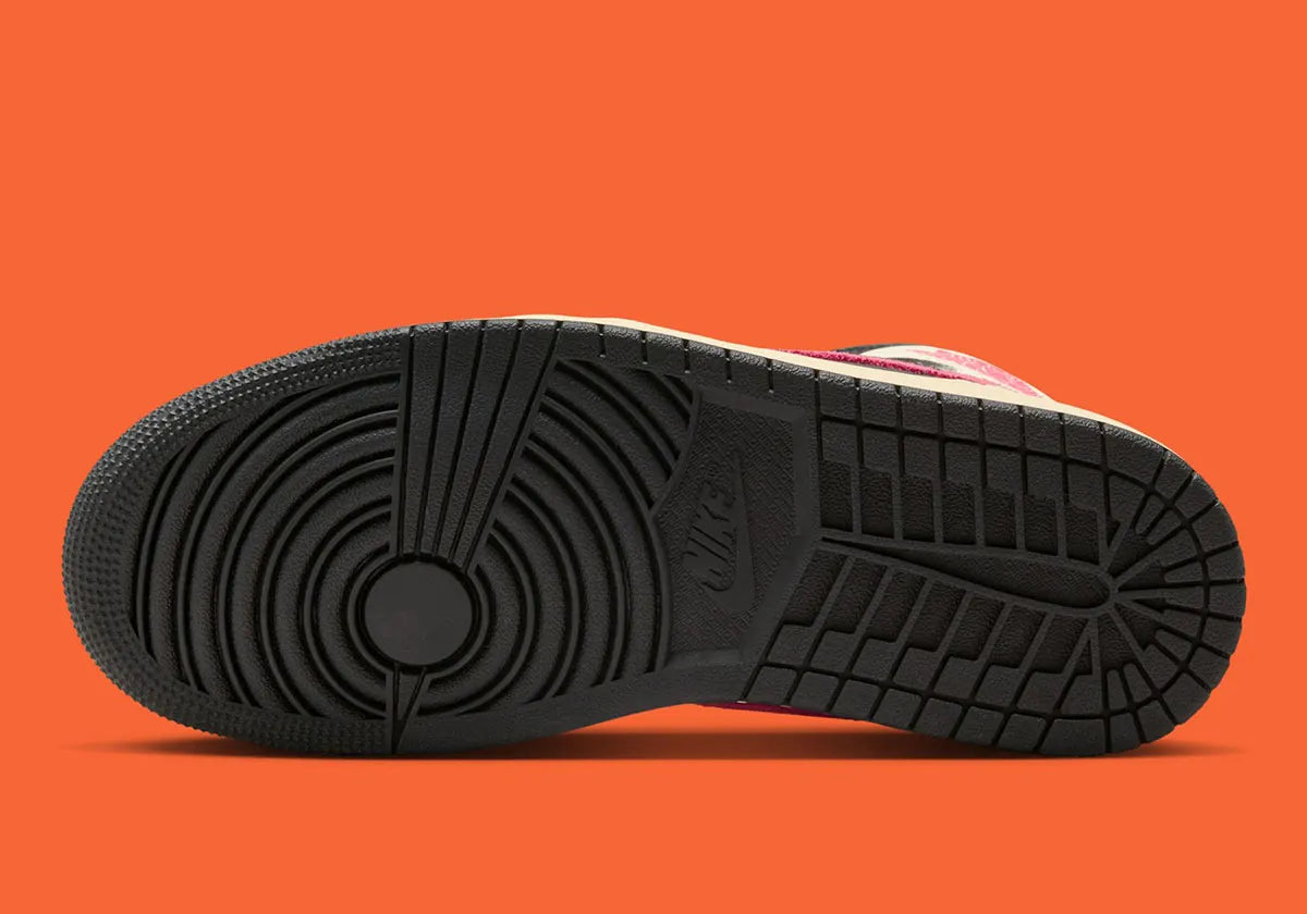 Jordan 1 Mid SE Edge Flight Club en cuir premium avec finitions déstructurées, Swoosh iconique et semelle vintage, vue semelle