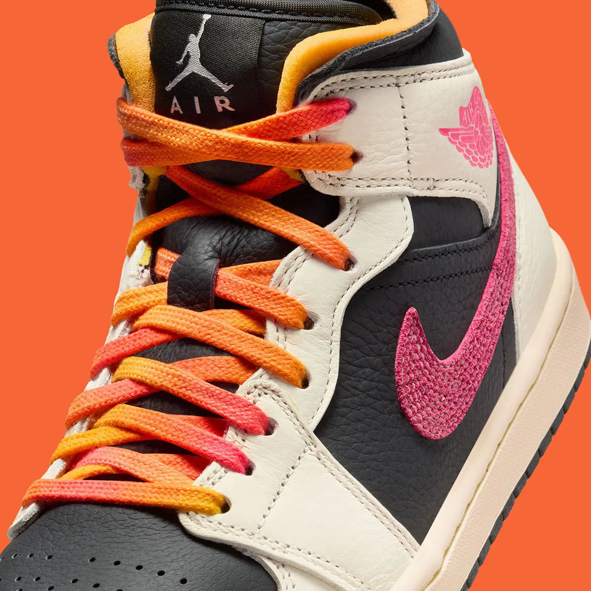 Jordan 1 Mid SE Edge Flight Club en cuir premium avec finitions déstructurées, Swoosh iconique et semelle vintage, zoom avant
